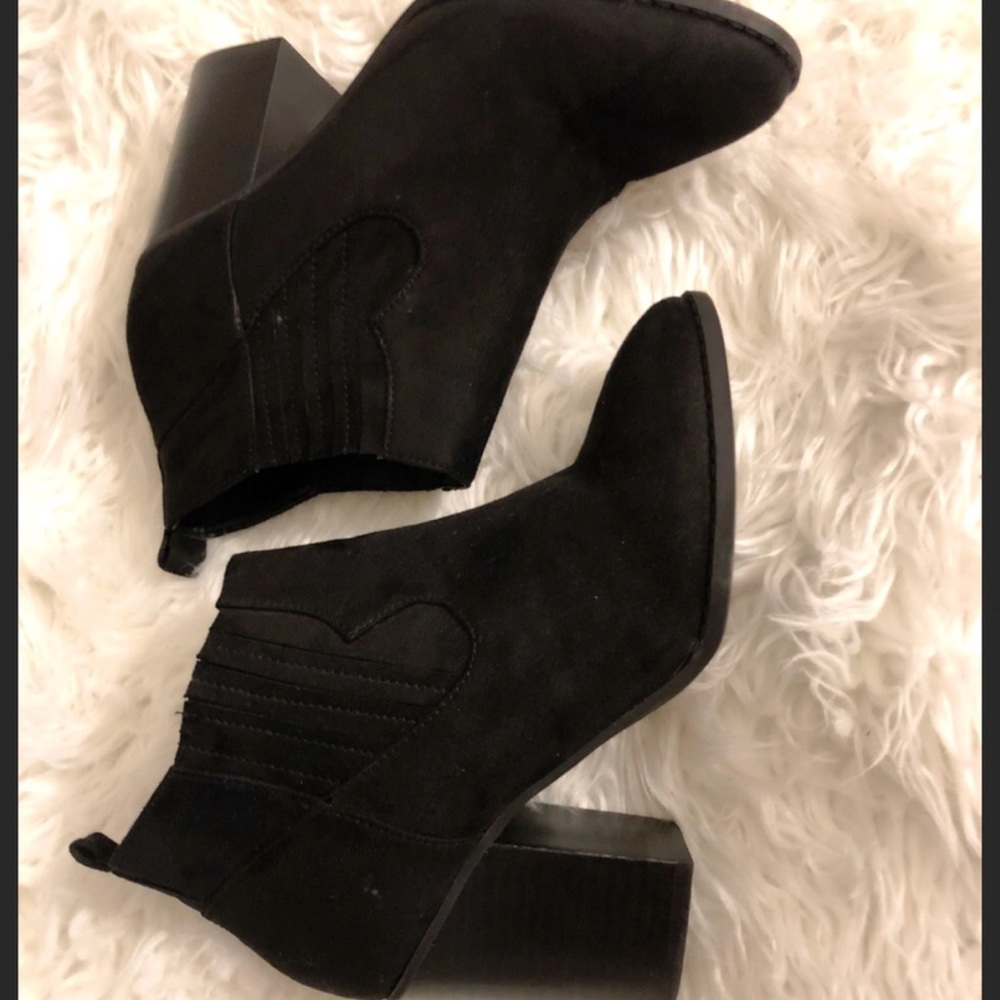 ⭕️FOREVER 21 ANKLE BOOTIES BLACK SZ 8 W STICKER⭕️